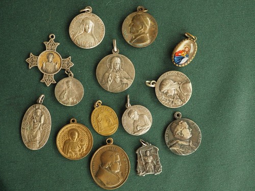 Lot medailles religieuses - 14,