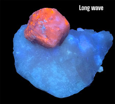 Cristal de hackmanite fluorescent sur matrice/94,8 grammes