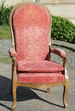FAUTEUIL ANCIEN EN BOIS MOULURE ET VELOURS - TYPE VOLTAIRE - H. 113 cm