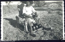 photo ancienne . Zazis .. batteuse primitive ... 