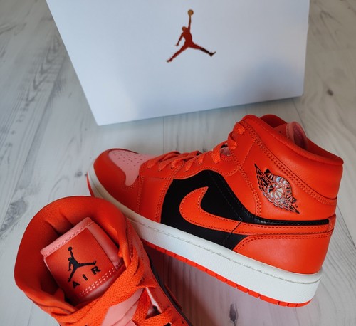 Une paire baskets - une, de