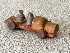Petit camion transporteur de bidon de lait, jouet en bois ciré ancien