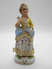  FIGURINE JEUNE FEMME A
