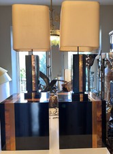 Circa 1970.   Ensemble bouts de canapé & lampes bois laqué et lamelles en cuivre