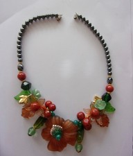 collier fleurs et perles