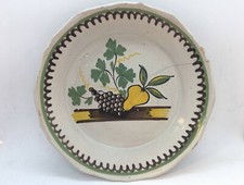 Assiette faïence,18ème siècle  Auxerre?Nevers?poire et  raisin décor manganèse