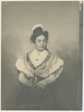 Portrait d'une arlésienne. Arles (Bouches-du-Rhône).