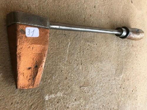 Old tool outil - /,
