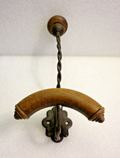 Ancien porte-manteaux mural