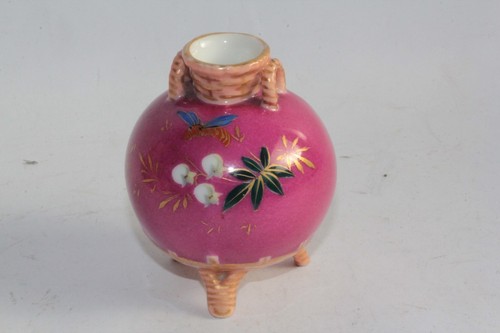 Petit vase tripode - , porcelaine