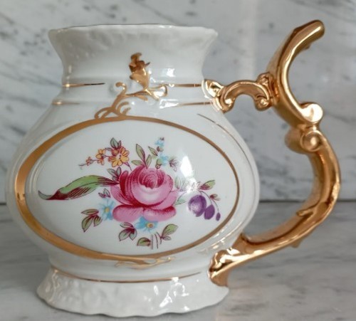 Tasse porcelaine avec anse
