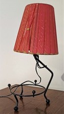 lampe vintage tripode structure metal et abat jour en ruban plastique rouge