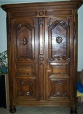 Grande armoire d'époque en noyer massif 