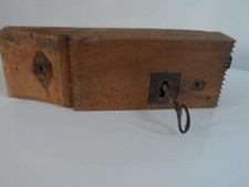 ancienne serrure de porte de grange ou chateau avec sa clé