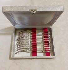 COFFRET DE 12 ANCIENNES FOURCHETTES A DESSERT EN METAL ARGENTÉ  DN4888