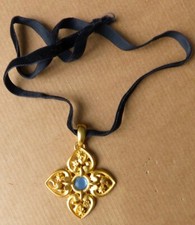 Bijou pendentif croix collier