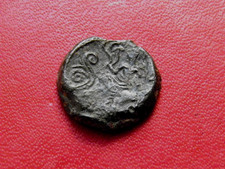 GAULOISE. LES CARNUTES (CHARTRES. LA BEAUCE) BRONZE PIXTILOS A LA DEESSE ASSISE.