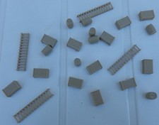 HO - décor pour gare, 24 pièces : 8 tonneaux, 12 caisses, 4 échelles