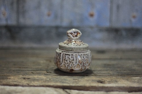 Petit pot couvercle grès - pot, a