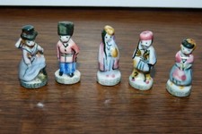 5 FÈVES  "PAYS" BON ETAT