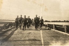 PHOTO FOTO ALLEMANDE ALLEMAND MP 40 SOLDAT ÉQUIPEMENT NO CASQUE WH WWII WW2 1944