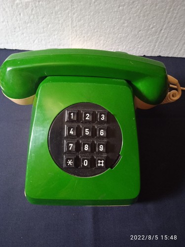 Téléphone vert foncée