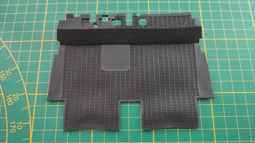 Tapis avant coupé dans