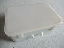 VALISE DE POUPEE EN PLASTIQUE ANNEES 60 – BARBIE / PAS DE MARQUE MALETTE BAGAGE