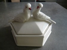 BOITE EN CERAMIQUE BLANCHE OISEAUX - BOITE A BONBONS BISCUITS - Dim : 20 x 20 cm