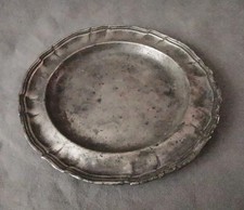 Assiette en étain à bord