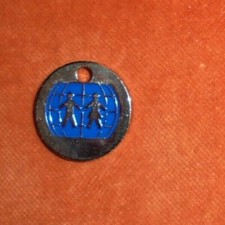  Jeton caddie métal 2 enfants : un garçon et une fille qui trottent sur le globe