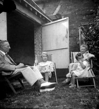 Portrait famille jardin chaise