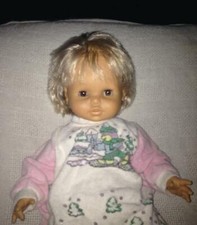 Poupée blonde yeux marrons