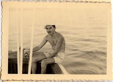Homme assis à la barre bateau  - photo ancienne an. 1950