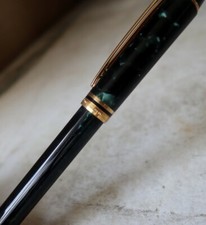 TRES BEAU STYLO BILLE WATERMAN MAN 200 EN RESINE VERT MARBRE & PL. OR 18 CARATS