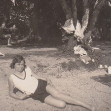 Jeune femme allongée - , à