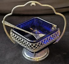 Sucrier Ou Saucier Sur Pied En