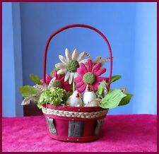 Composition de Pâques - fleurs, poules et petits oeufs dans panier en osier