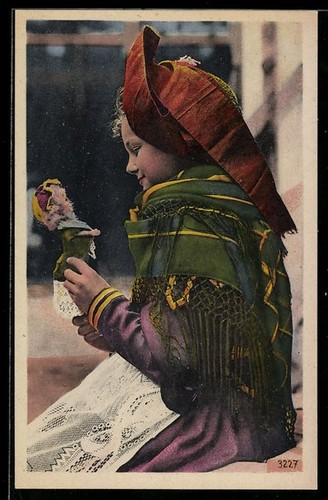 Enfant avec poupée - , en