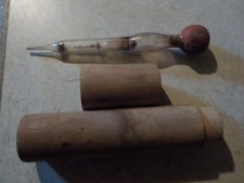 Ancien pèse alcool en verre. proyection tube bois à restaurer