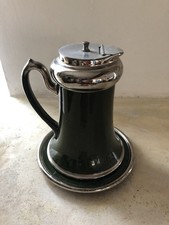 Ancienne carafe à couvercle avec sa soucoupe. Céramique verte Glaçage brillant