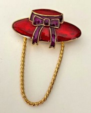 BROCHE VINTAGE CHAPEAU émail Rouge ruban violet chaine doré 5,5cm état NEUF !