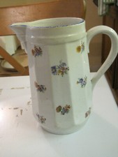 ANCIEN PICHET EN PORCELAINE EPAISSE MOTIF PETITES FLEURS