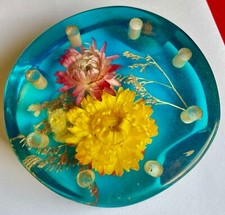 pique fleurs, presse papier