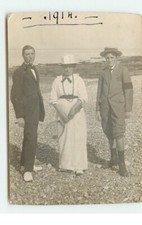 Carte photo - MESNIL-VAL - Une femme avec raquette de tennis, et deux ho - 21551