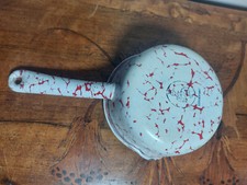 Petite casserole en tôle émaillée blanche marbrée rouge