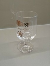 Ancien verre à bière sur