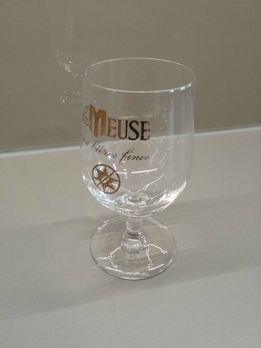 Ancien verre bière sur - à,