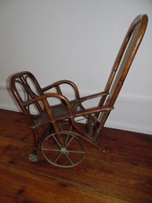 Belle poussette de poupée , ancienne début 1900  bambou  ,rotin . Excellent état