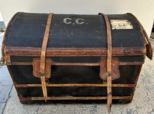 Malle de voyage ancienne en toile enduite cuir bois et osier recouvert de tissu